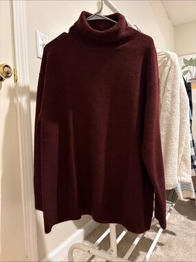 H&M Women's Turtleneck Sweater in Burgundy